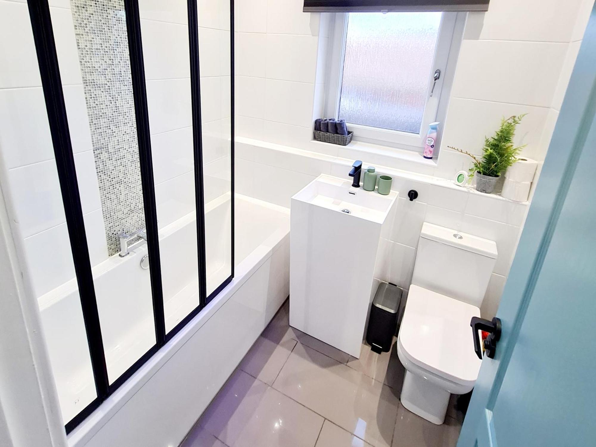 Bright 3Br Walking Distance To Town - Free Parking Apartment กลาสโกว์ ภายนอก รูปภาพ